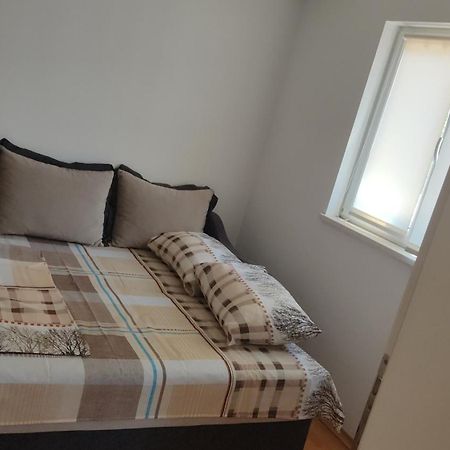 Jovana -- Porodicni Apartmani Igalo Херцег-Новий Номер фото