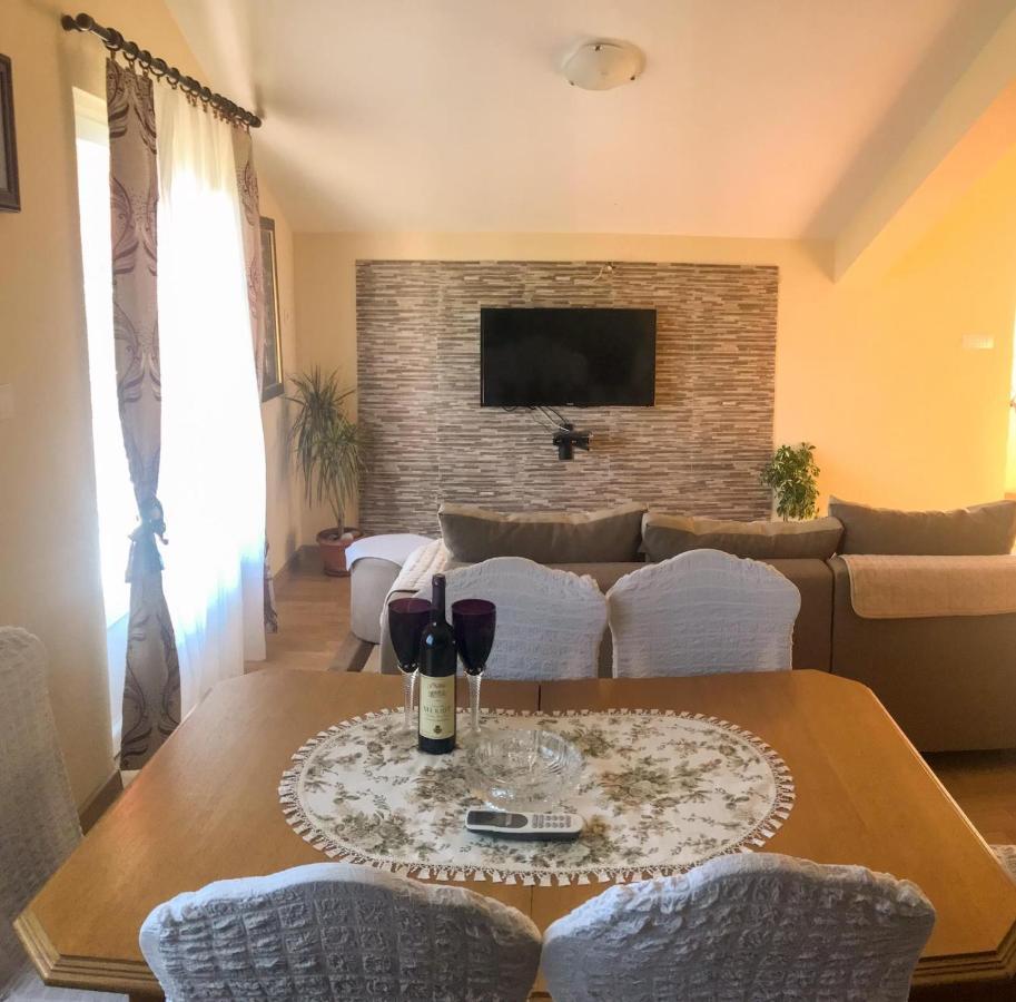 Jovana -- Porodicni Apartmani Igalo Херцег-Новий Екстер'єр фото