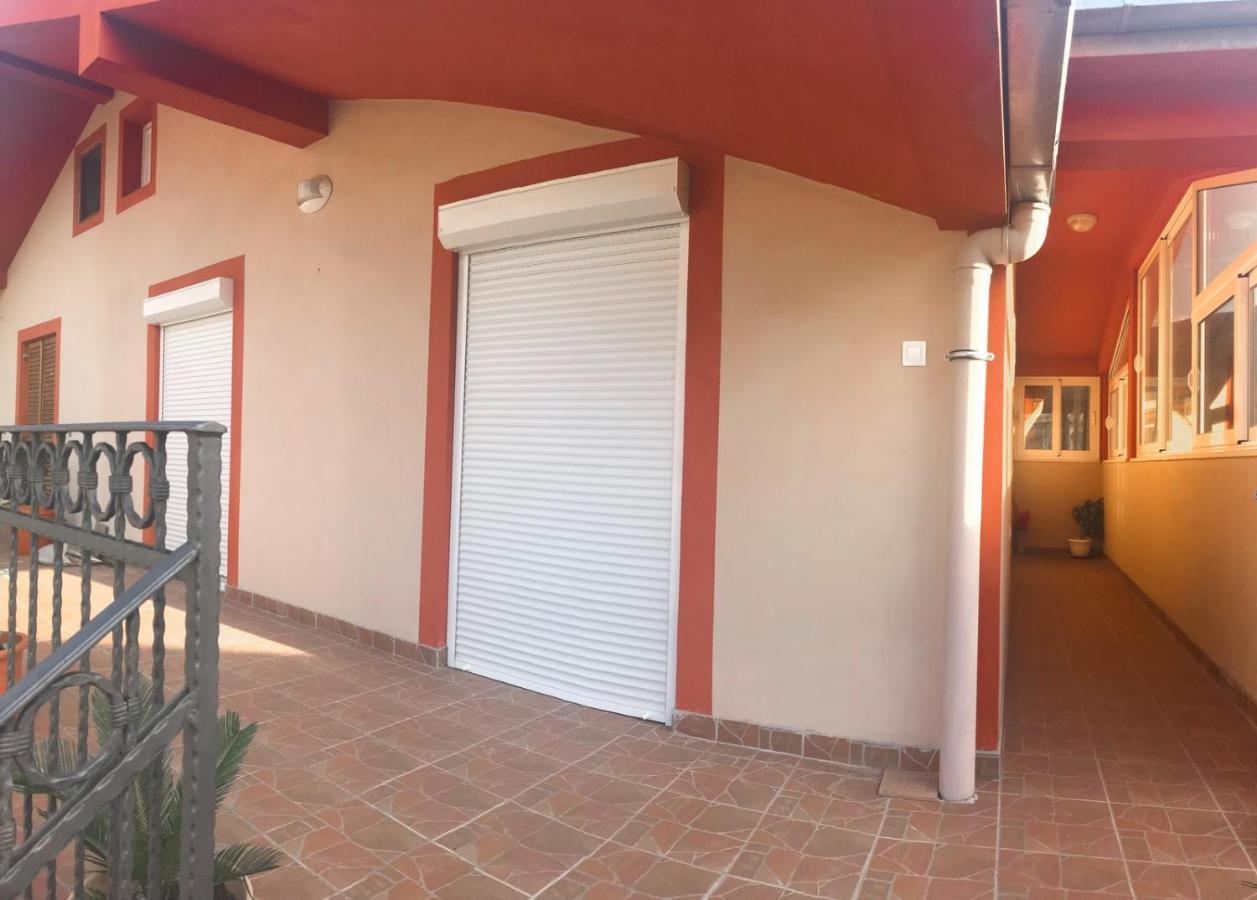 Jovana -- Porodicni Apartmani Igalo Херцег-Новий Екстер'єр фото
