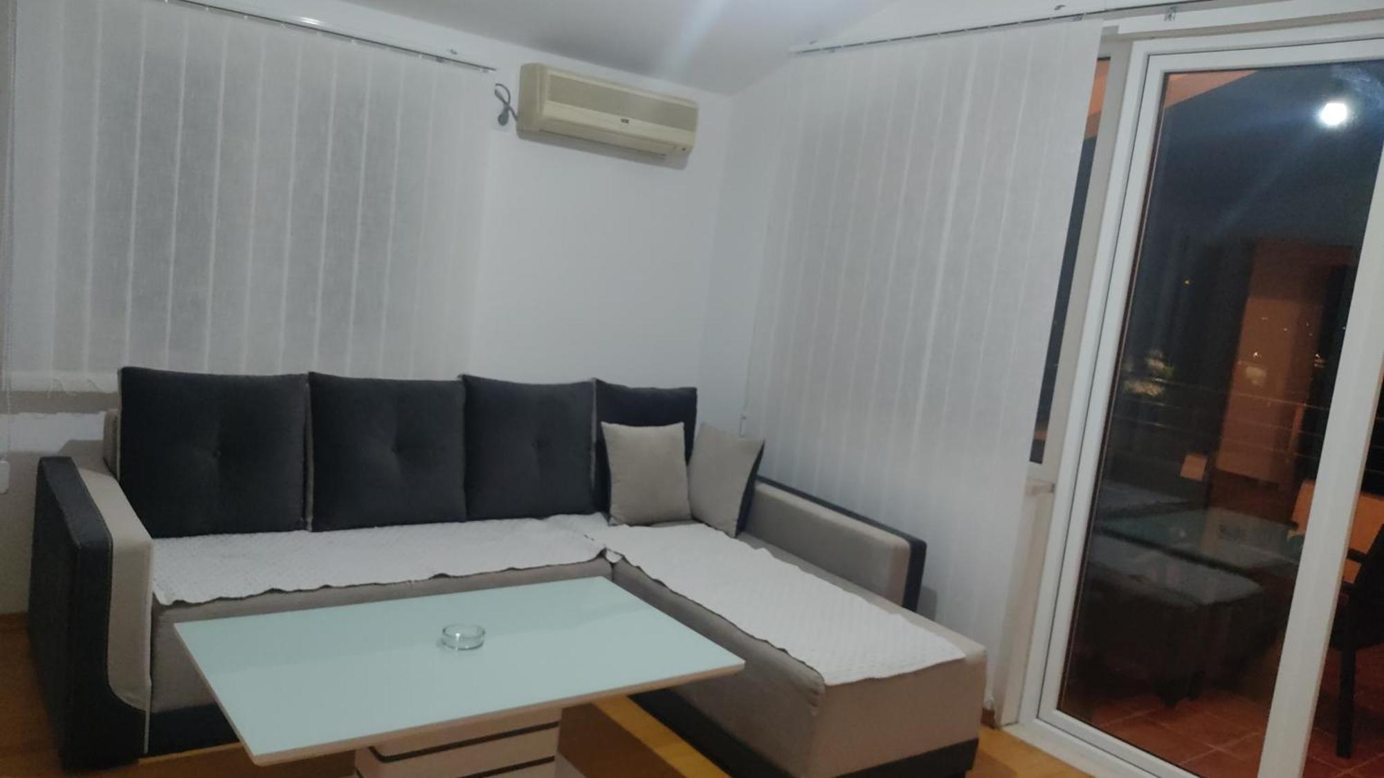 Jovana -- Porodicni Apartmani Igalo Херцег-Новий Номер фото
