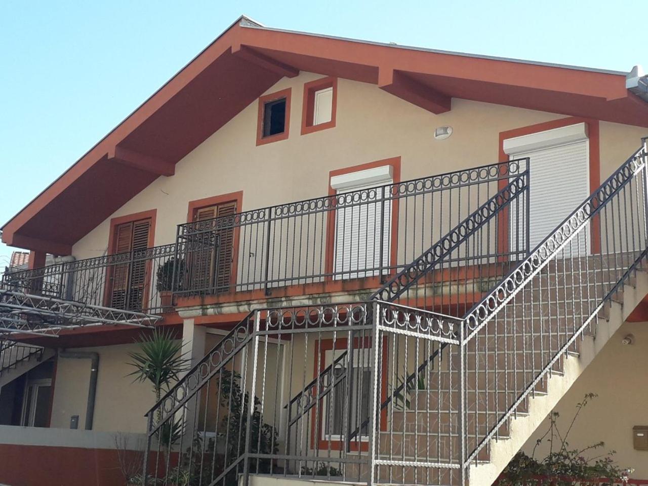 Jovana -- Porodicni Apartmani Igalo Херцег-Новий Екстер'єр фото